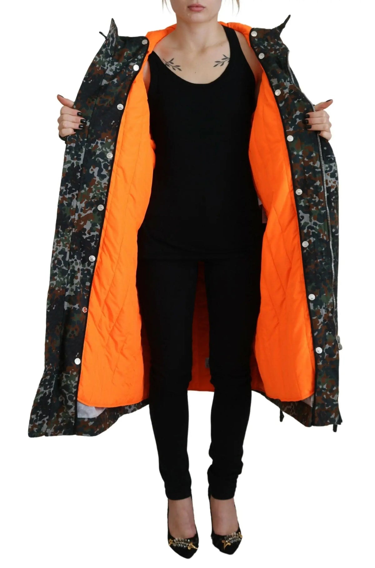 Parka longue dsquared² verte à capuche en imprimé camouflage gothique avec doublure matelassée orange vif et boutons argentés
