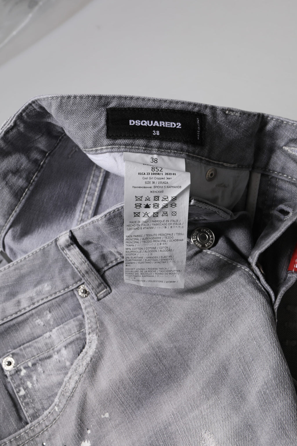 Jeans tapered gris délavé à taille moyenne de Dsquared², coupe ajustée et style moderne, visibles en gros plan.