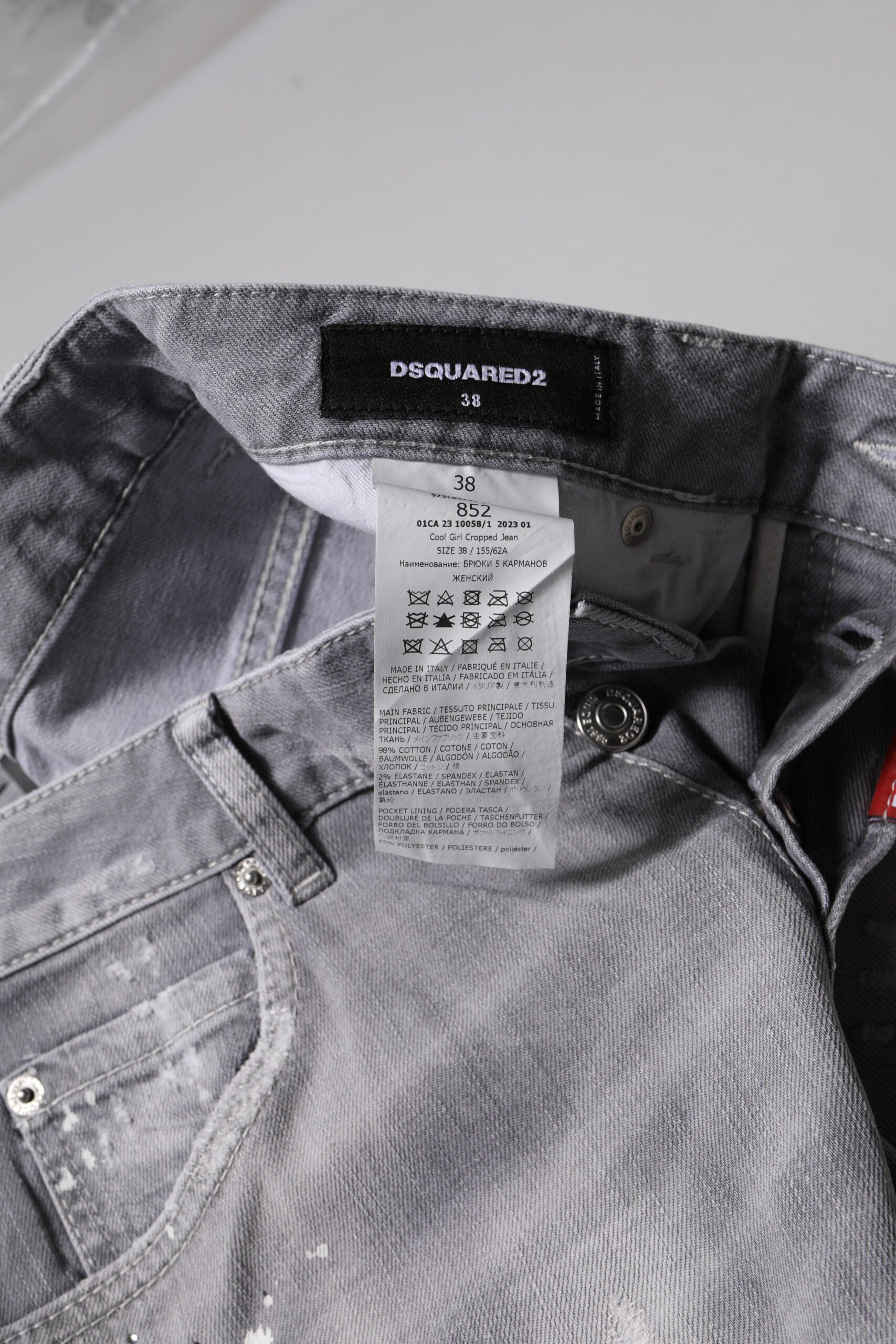 Jeans tapered gris délavé à taille moyenne de Dsquared², coupe ajustée et style moderne, visibles en gros plan.