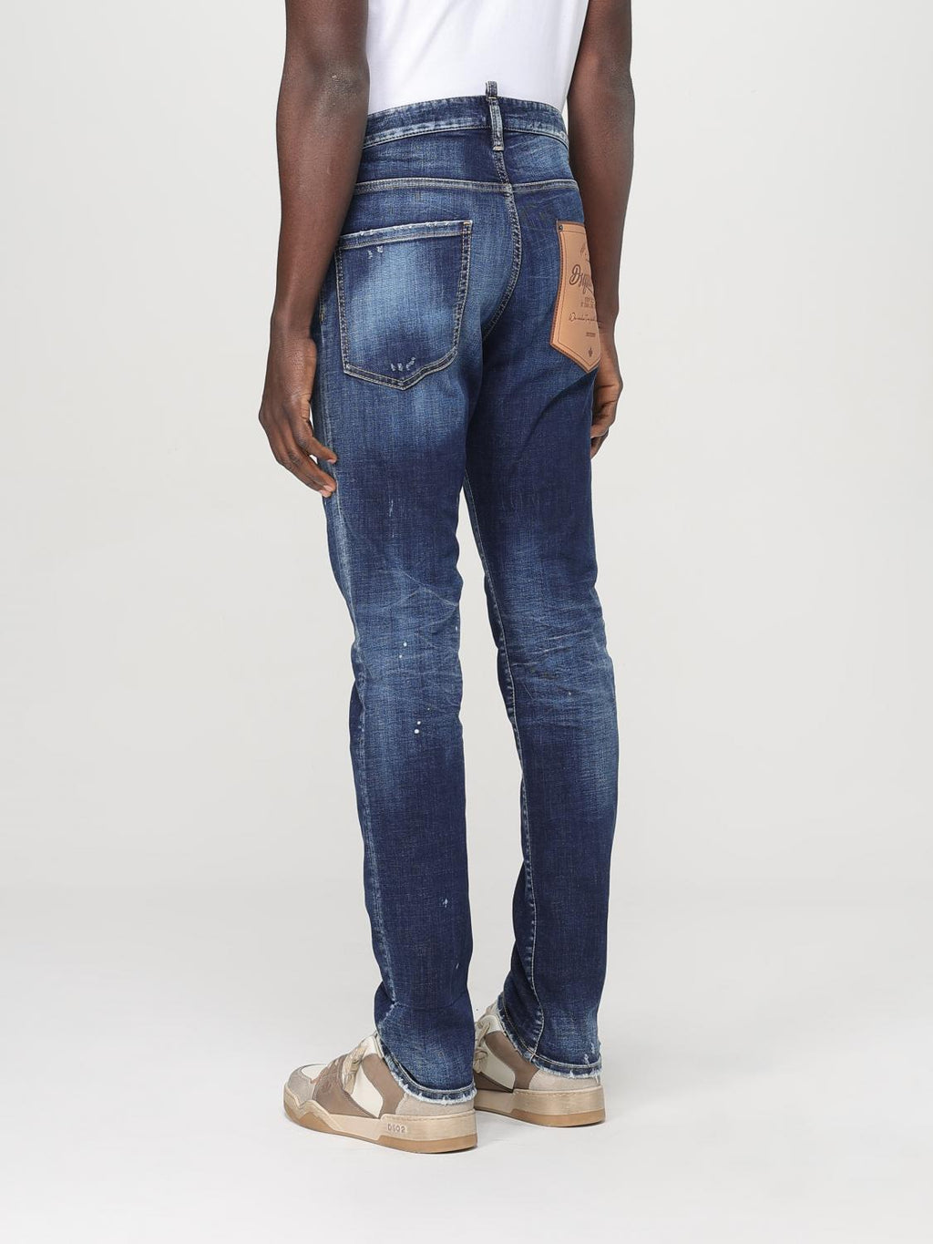 Jeans en denim bleu à coupe décontractée de Dsquared², visibles avec détails et texture du tissu.