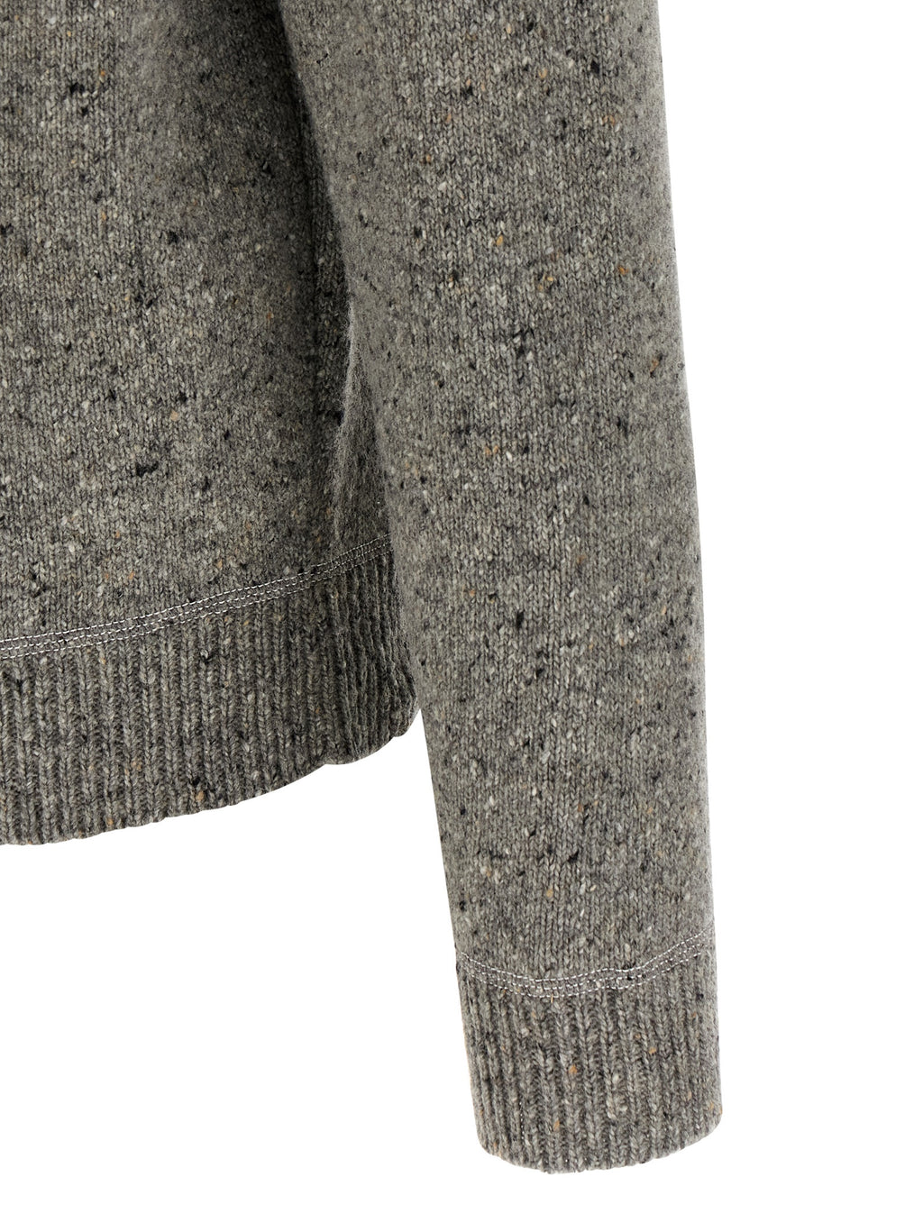 Cardigan gris en laine de la marque Dsquared², finition douce, porté sur un mannequin, détails du tissu visible.