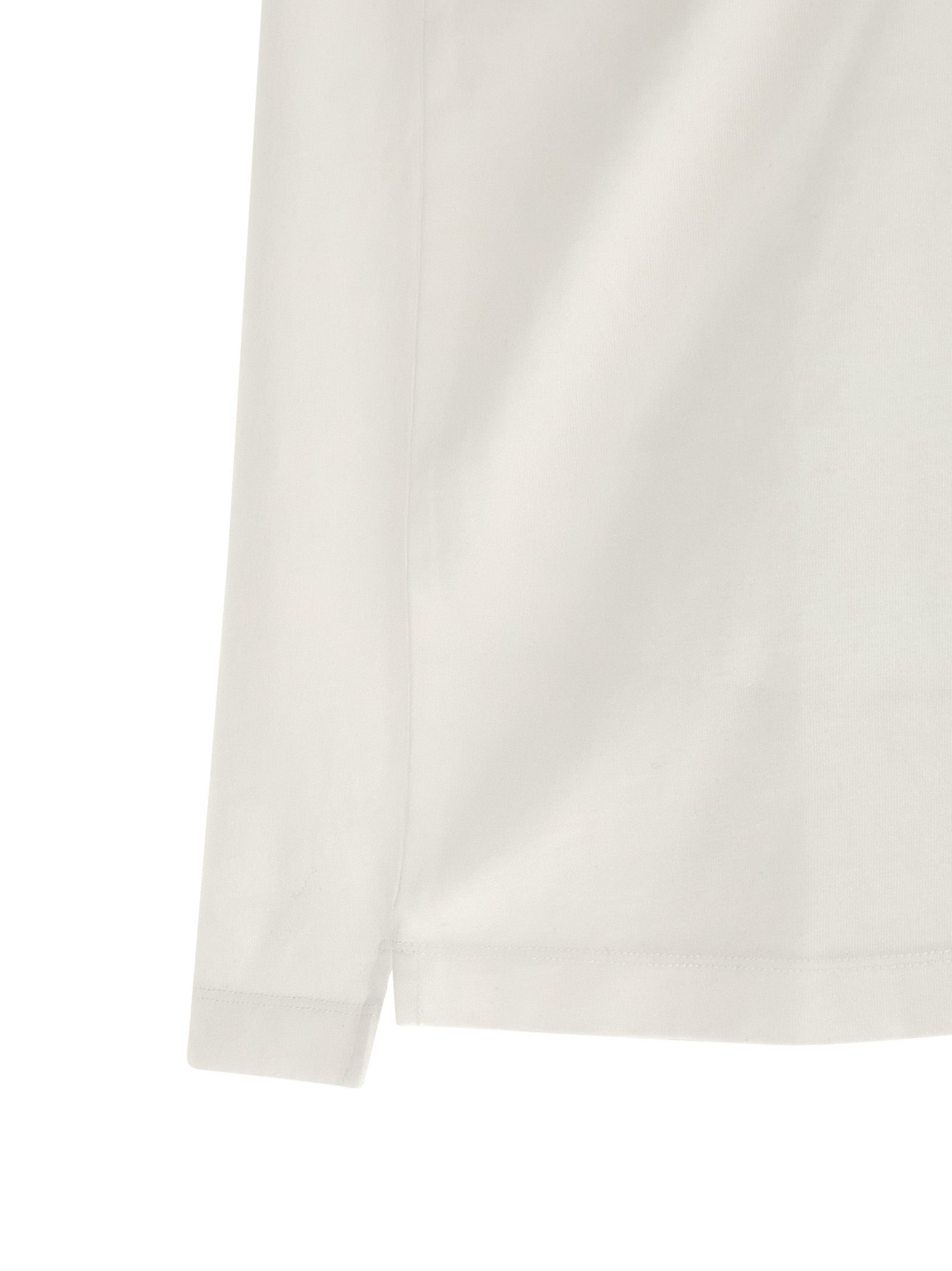 Chemise polo en coton blanc de la marque Dsquared², vue rapprochée montrant le col et le logo sur la poitrine.