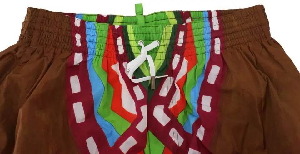 Short de plage homme dsquared² marron avec un motif géométrique multicolore rouge vert bleu et blanc sur le devant