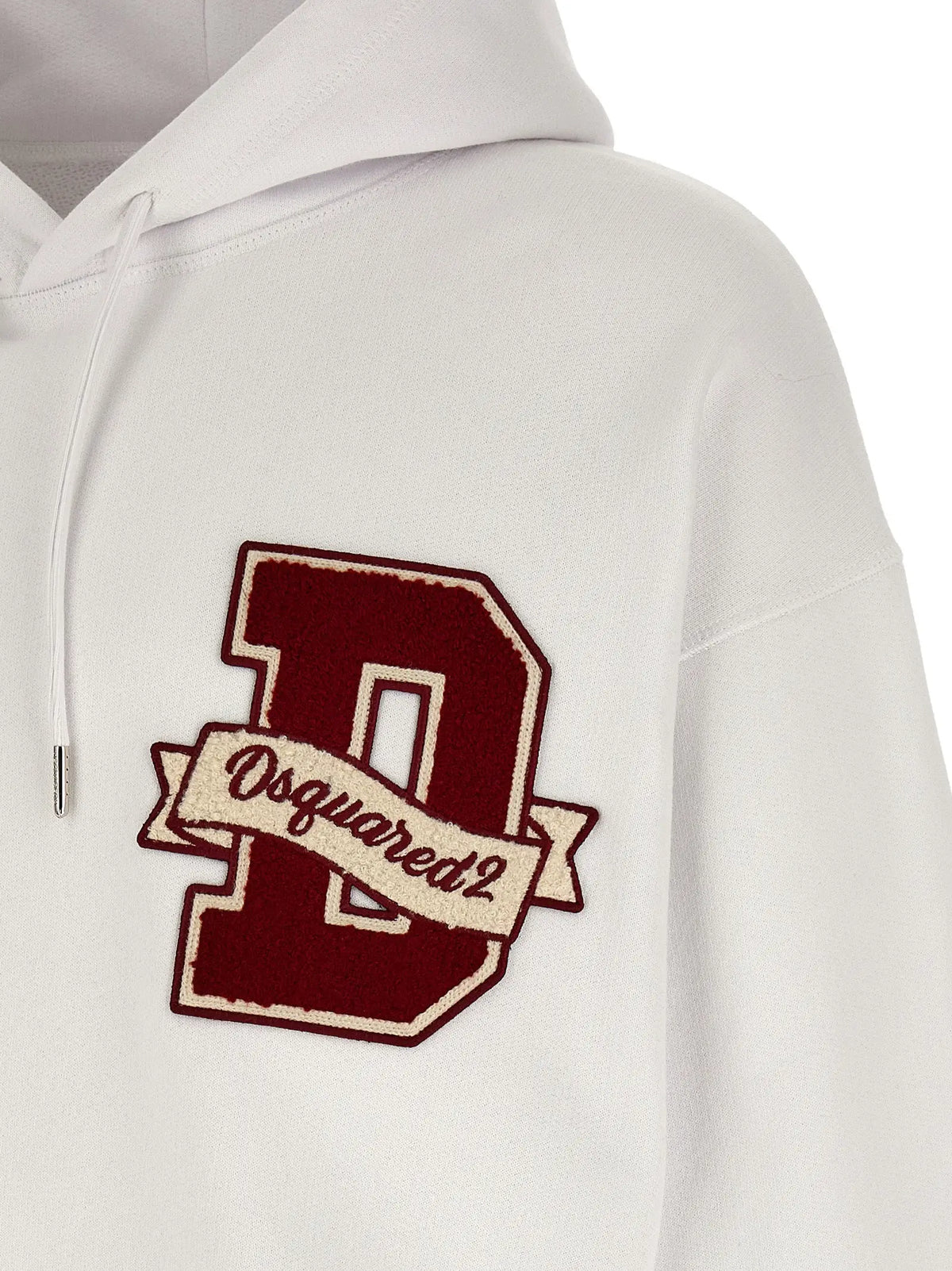 Sweatshirt dsquared² blanc en coton avec capuche et lettre d brodée en marron sur fond blanc et bannière crème