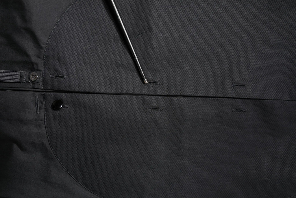 Sac de vêtement noir texturé en tissu avec fermeture éclair et bouton pour chemise formelle emporio armani en coton