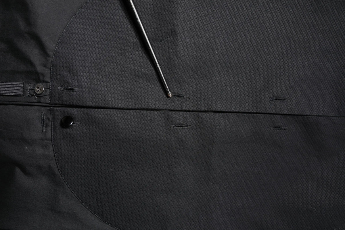 Sac à vêtements noir texturé avec fermeture éclair et bouton adapté pour chemise formelle noire en coton emporio armani manches longues