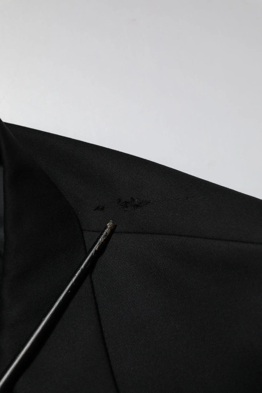 Parapluie noir avec logo brodé subtil sur le tissu associé à un blazer costume homme noir double boutonnage emporio armani