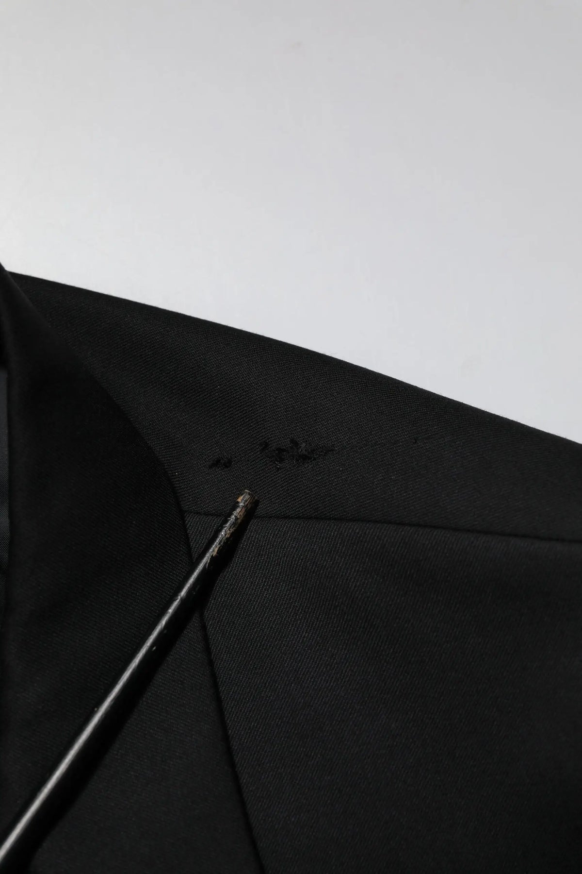 Parapluie noir avec logo brodé subtil sur le tissu associé à un blazer costume homme noir double boutonnage emporio armani