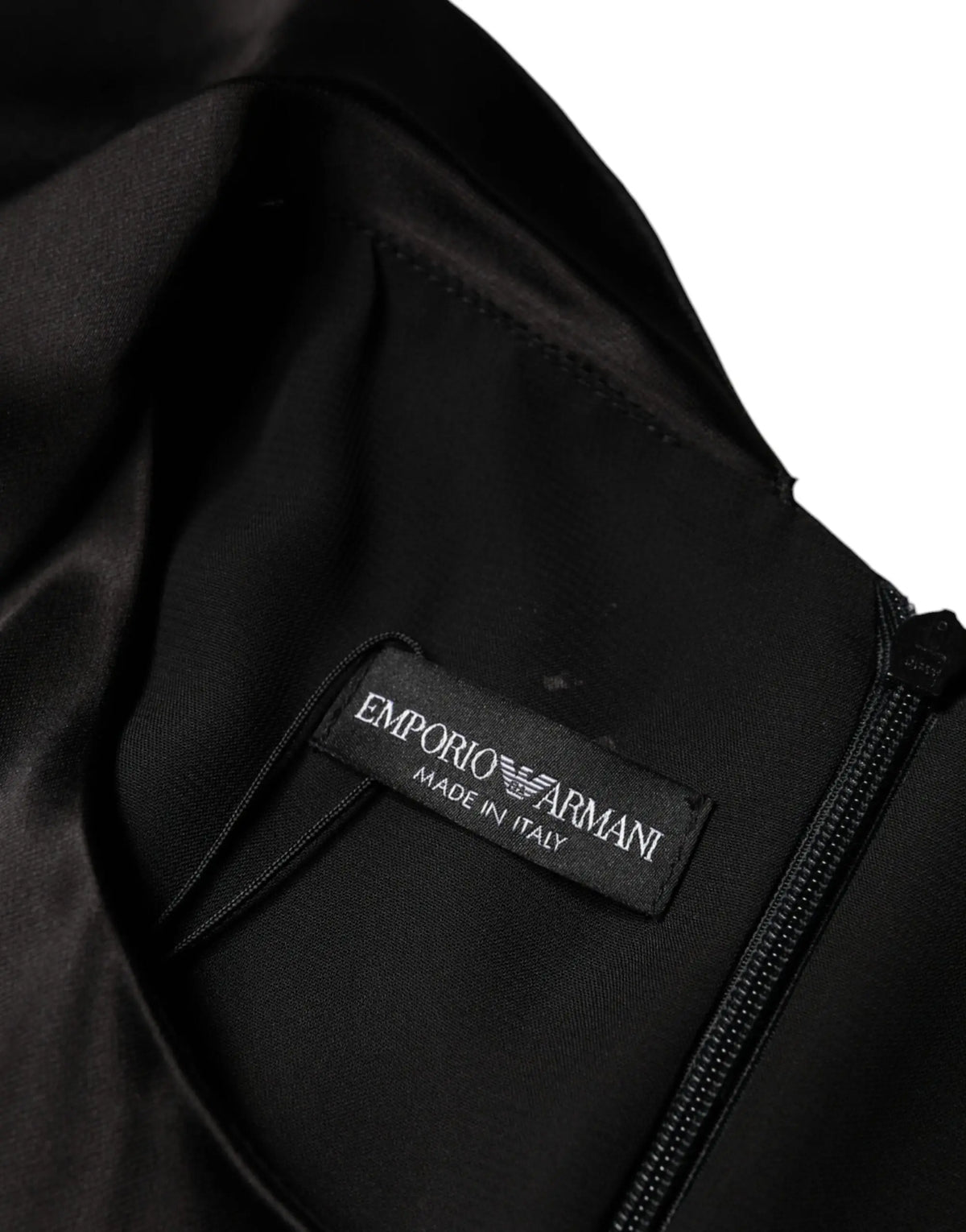 Étiquette noire emporio armani blanche cousue dans la doublure interne de la robe mini en satin noir à manches longues