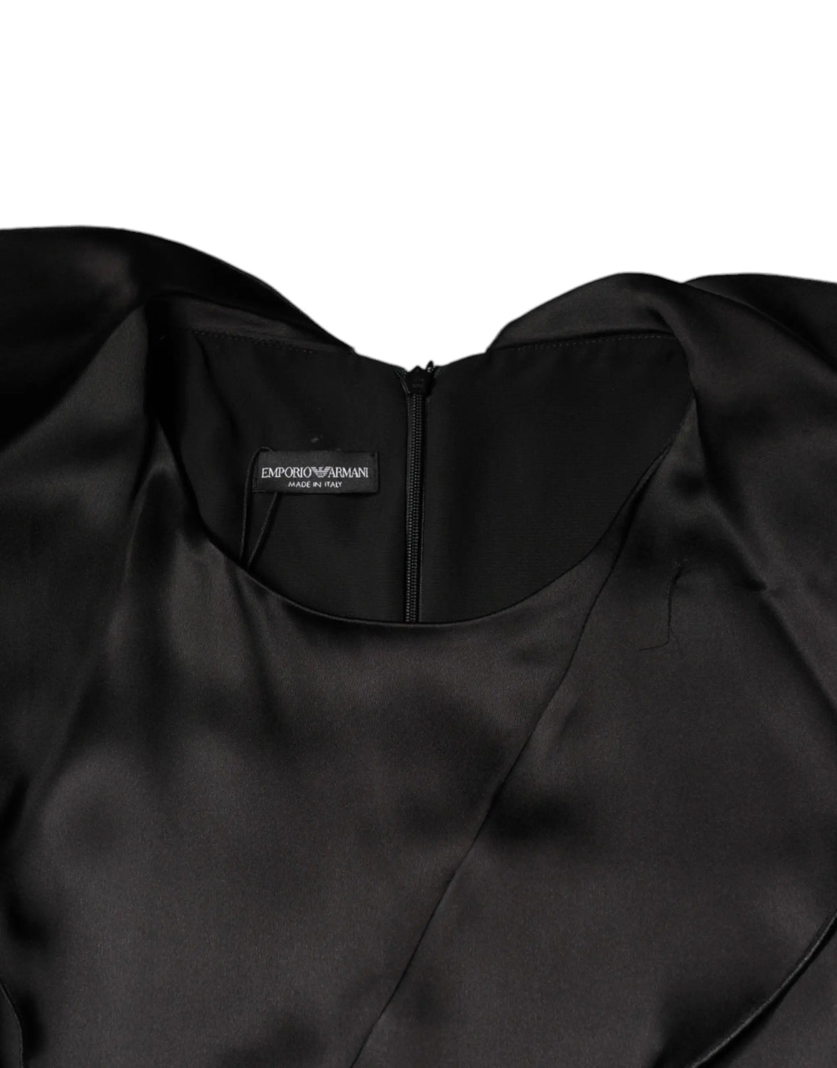 Robe noire en satin emporio armani manches longues ceinturée avec finition brillante et étiquette au col