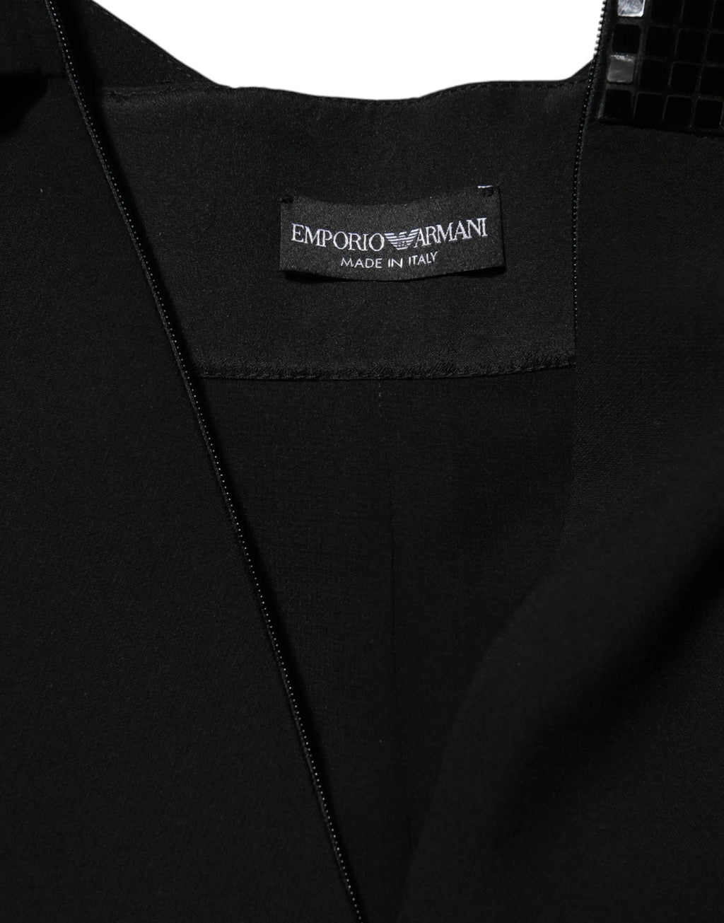 Étiquette noire emporio armani indiquant made in italy sur robe mini noire à manches transparentes avec ceinture