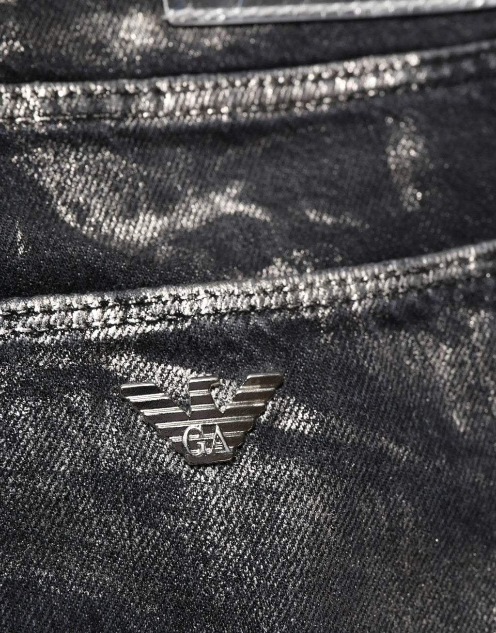 Jean denim homme slim fit emporio armani noir délavé avec patch logo aigle argenté en métal