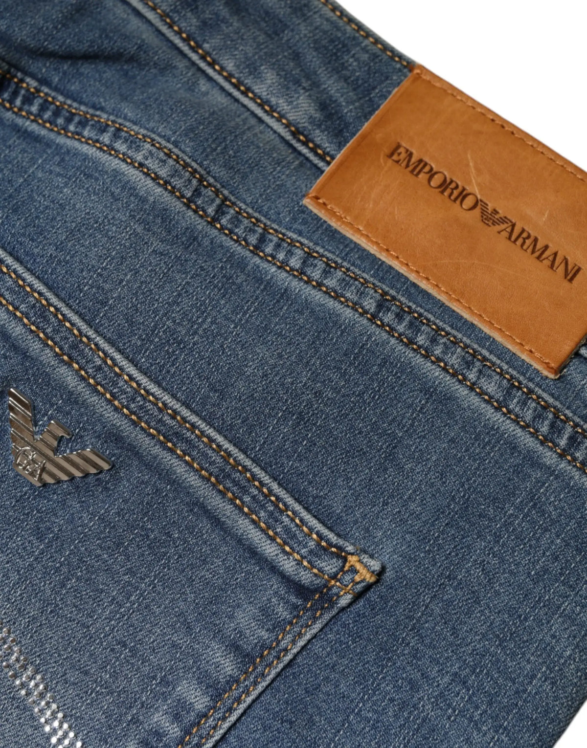 Jeans skinny taille haute en denim bleu délavé avec patch en cuir marron et logo aigle métallique emporio armani