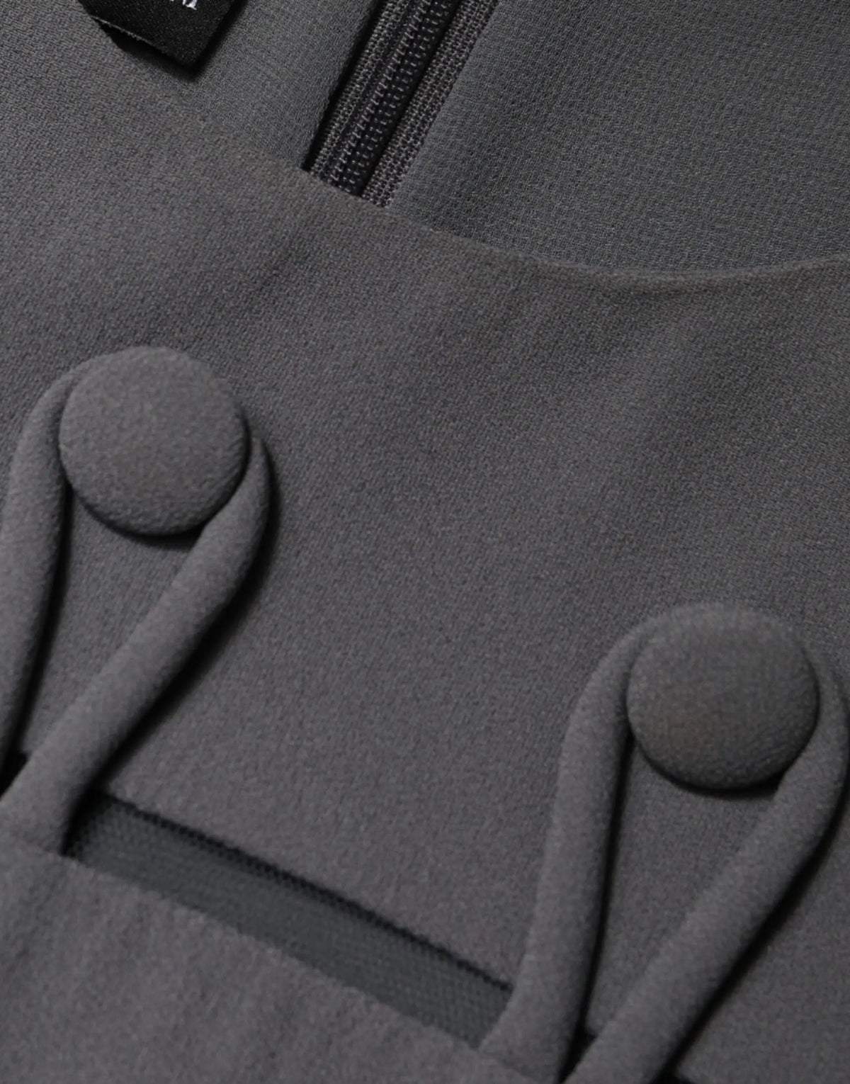 Manteau en laine gris foncé avec boutons ronds recouverts de tissu et fermeture éclair centrale emporio armani
