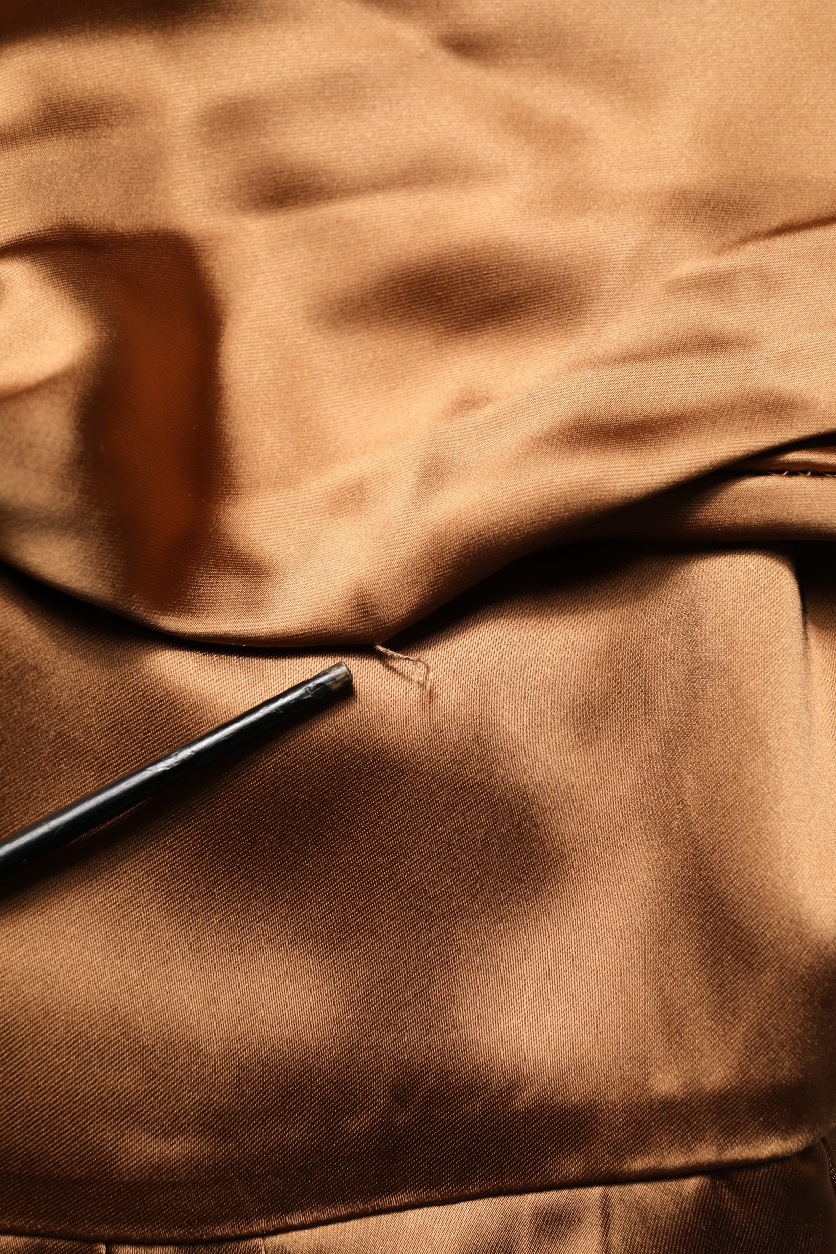Robe courte en satin marron de Emporio Armani avec ceinture, coupe ajustée et élégante en tissu acetate.