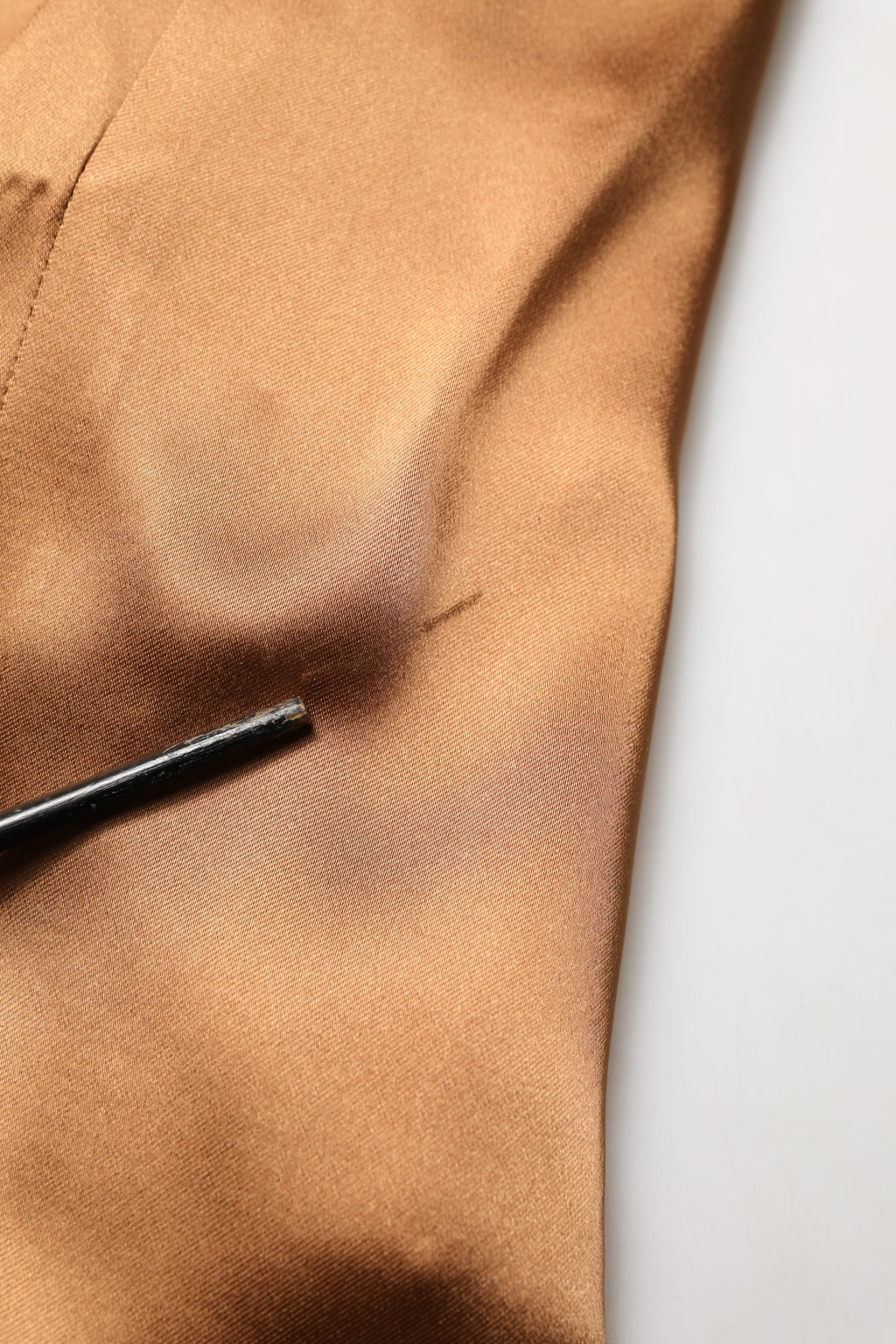 Robe courte en satin brun avec ceinture en Acétate, style cache-cœur, de la marque Emporio Armani.