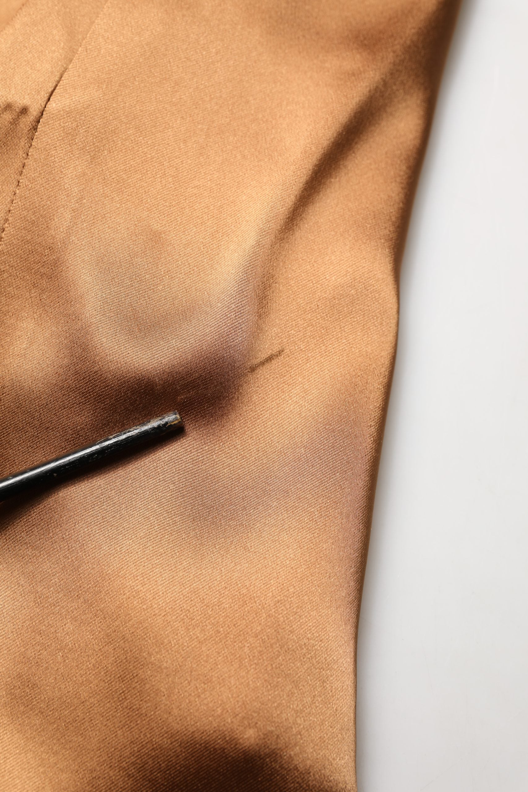 Robe courte en satin brun avec ceinture en Acétate, style cache-cœur, de la marque Emporio Armani.