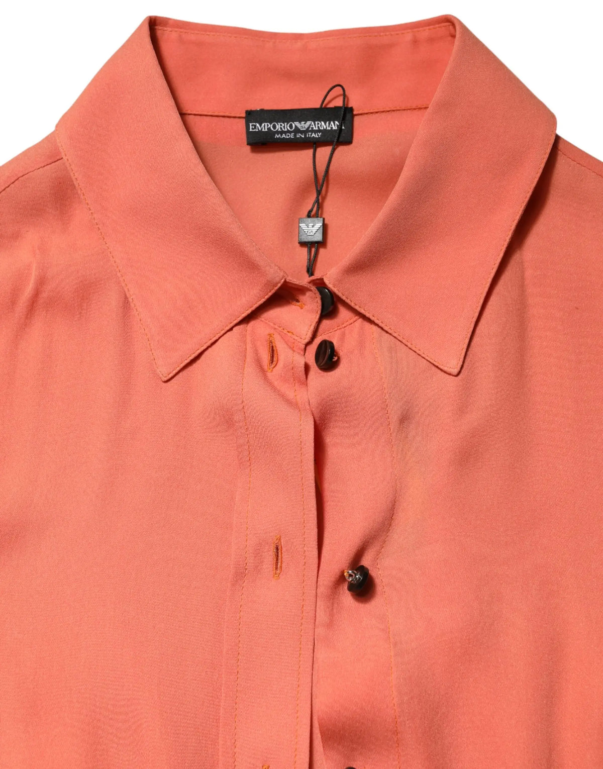 Chemise homme emporio armani col orange corail boutons noirs avec étiquette de marque pour usage formel