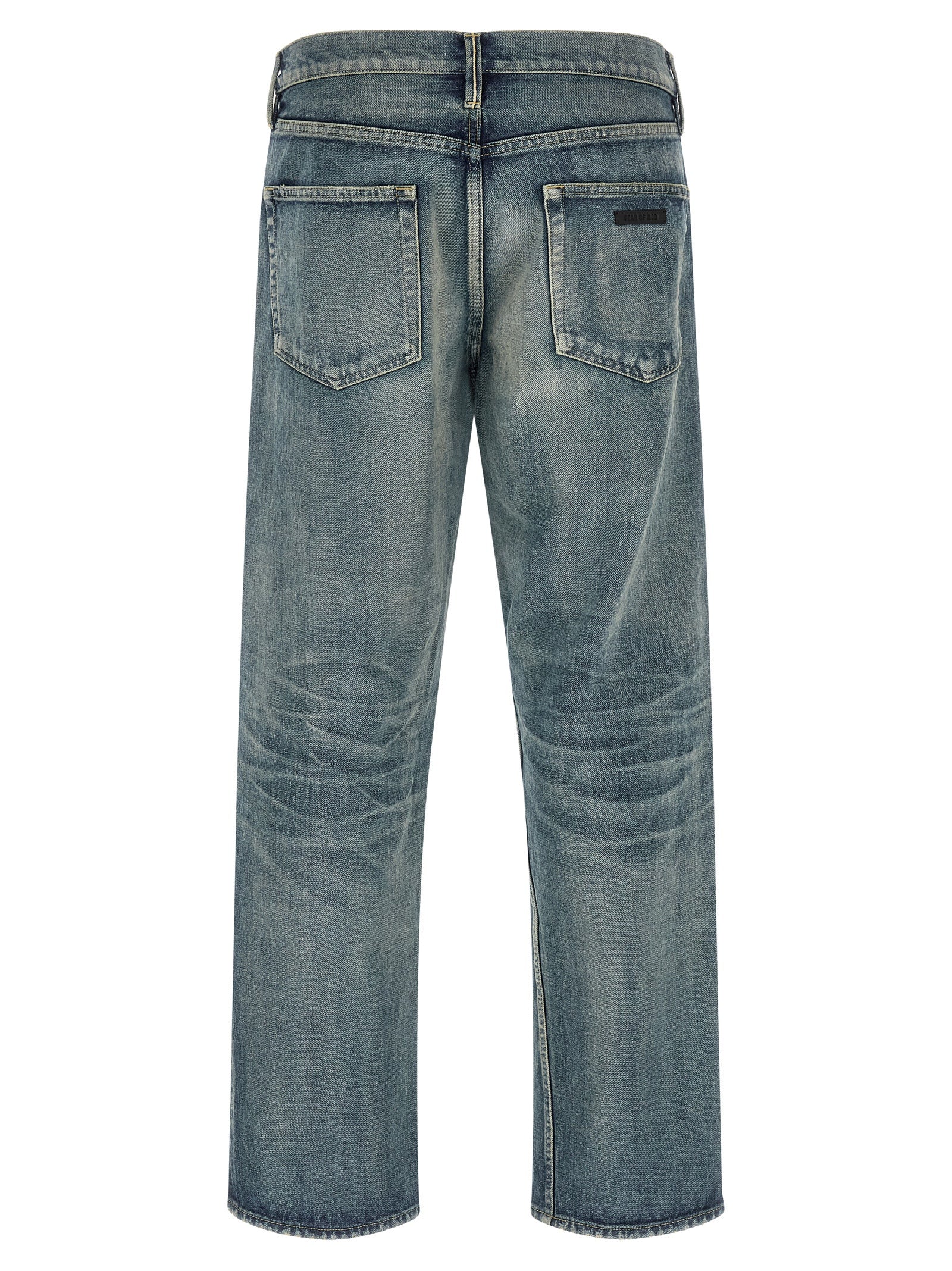 Jeans droits en coton bleu Fear Of God avec coupe droite, visibles sur un mannequin dans l'image.