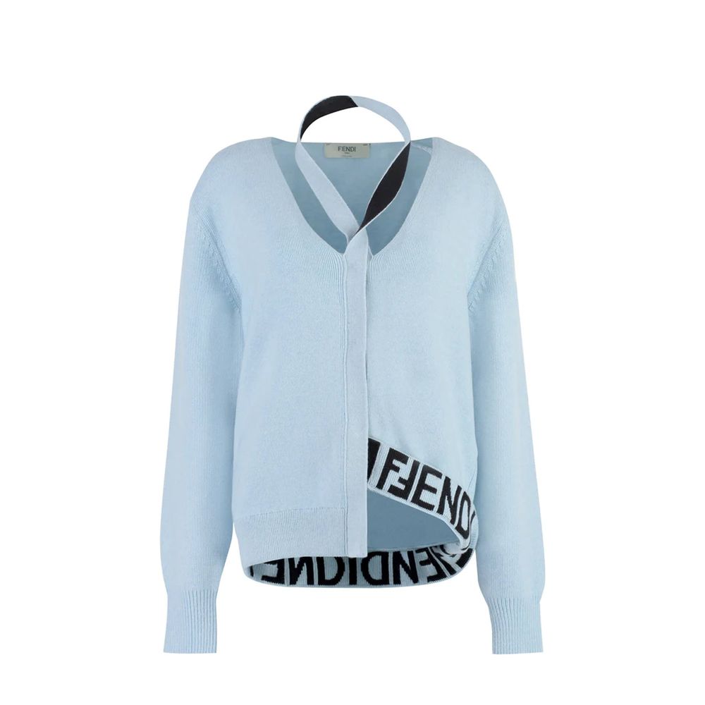 Cardigan en cachemire bleu Fendi, doux et élégant, avec boutons et logo de la marque, porté sur un mannequin.