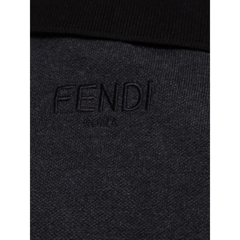 Logo fendi roma noir brodé sur tissu texturé gris foncé sur polo noir en coton fendi