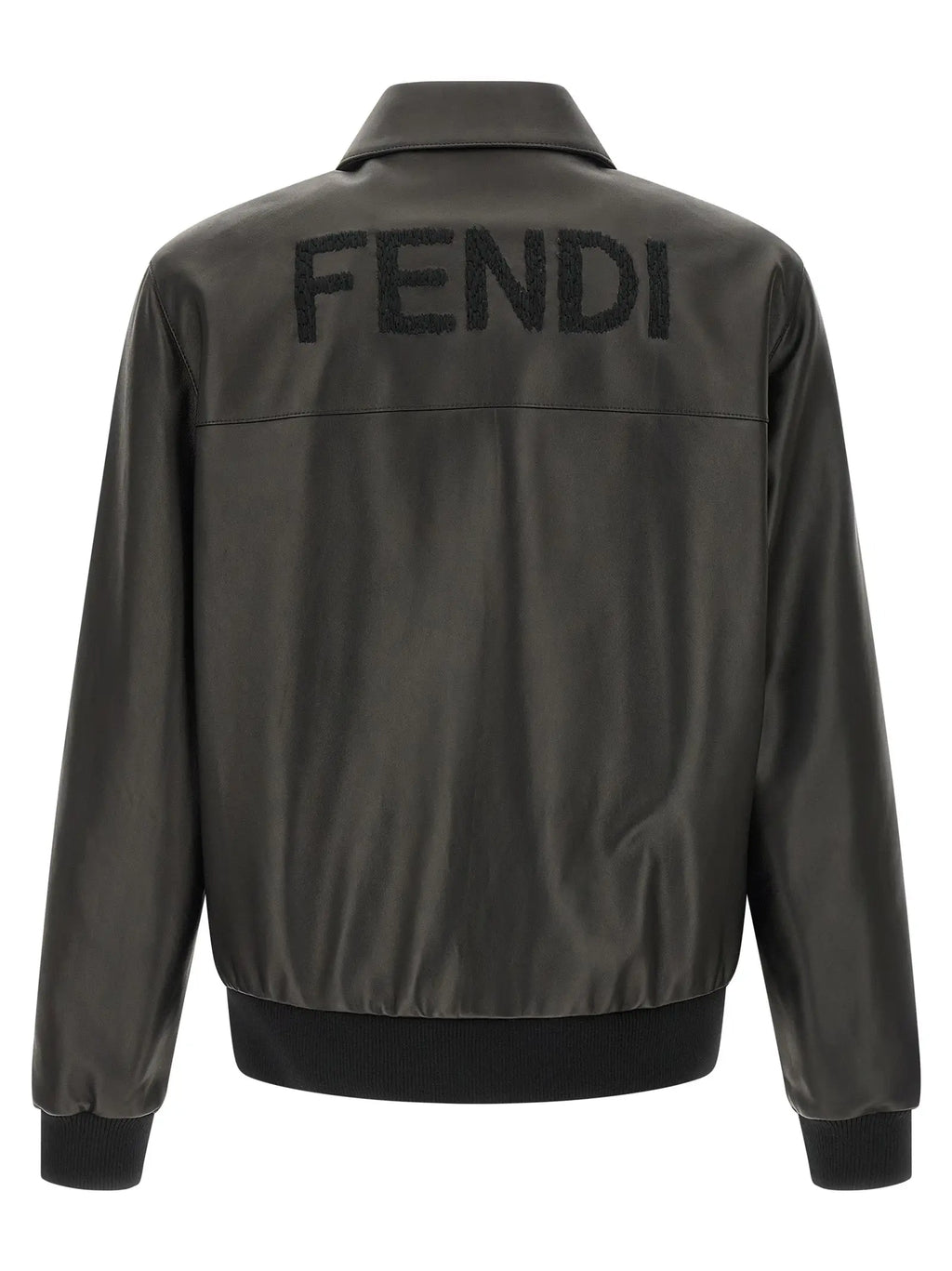 Veste bomber fendi en cuir dagneau noir vue de dos avec logo brodé noir audacieux sur le dos gris foncé