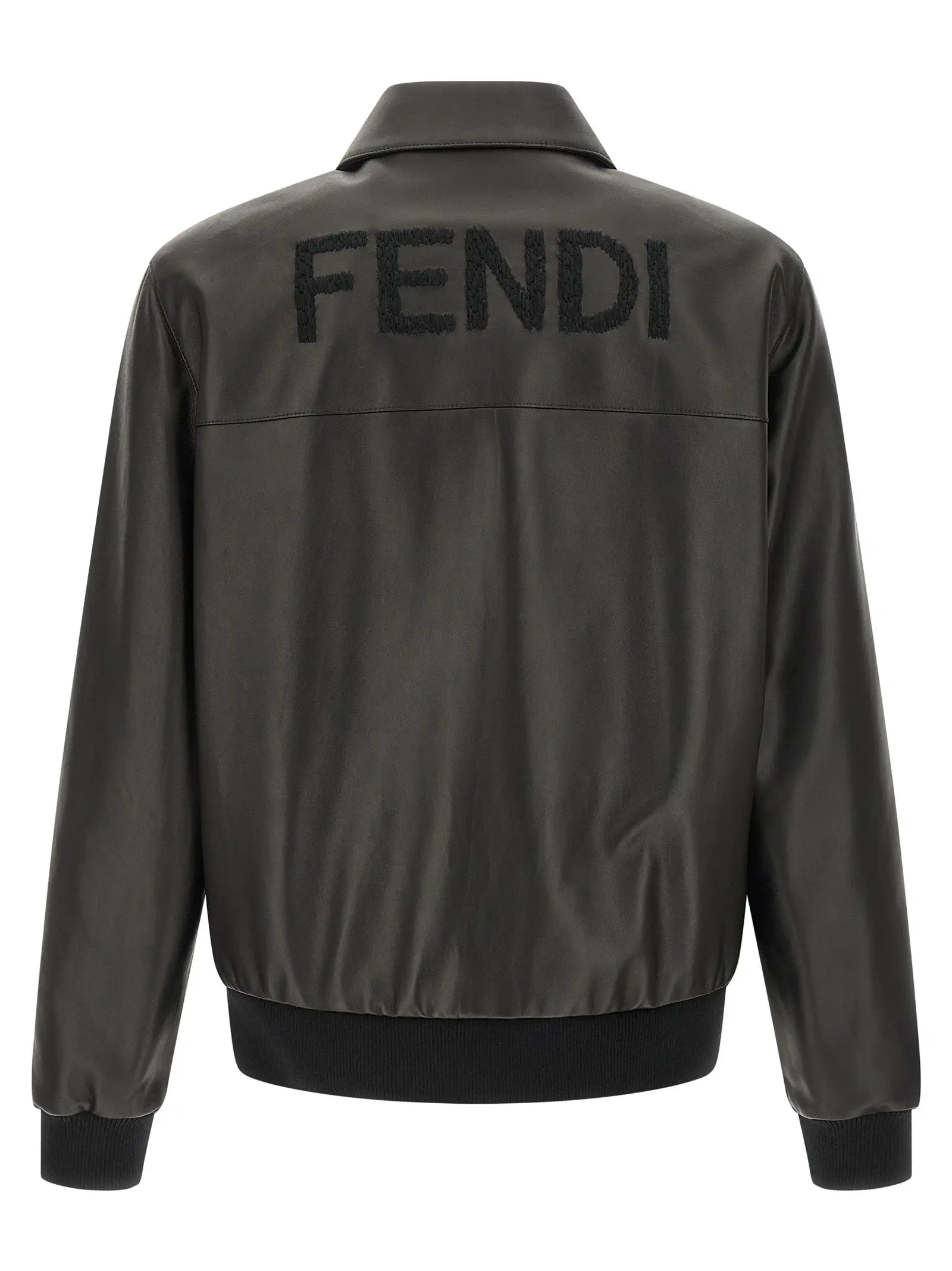 Veste bomber fendi en cuir dagneau noir vue de dos avec logo brodé noir audacieux sur le dos gris foncé