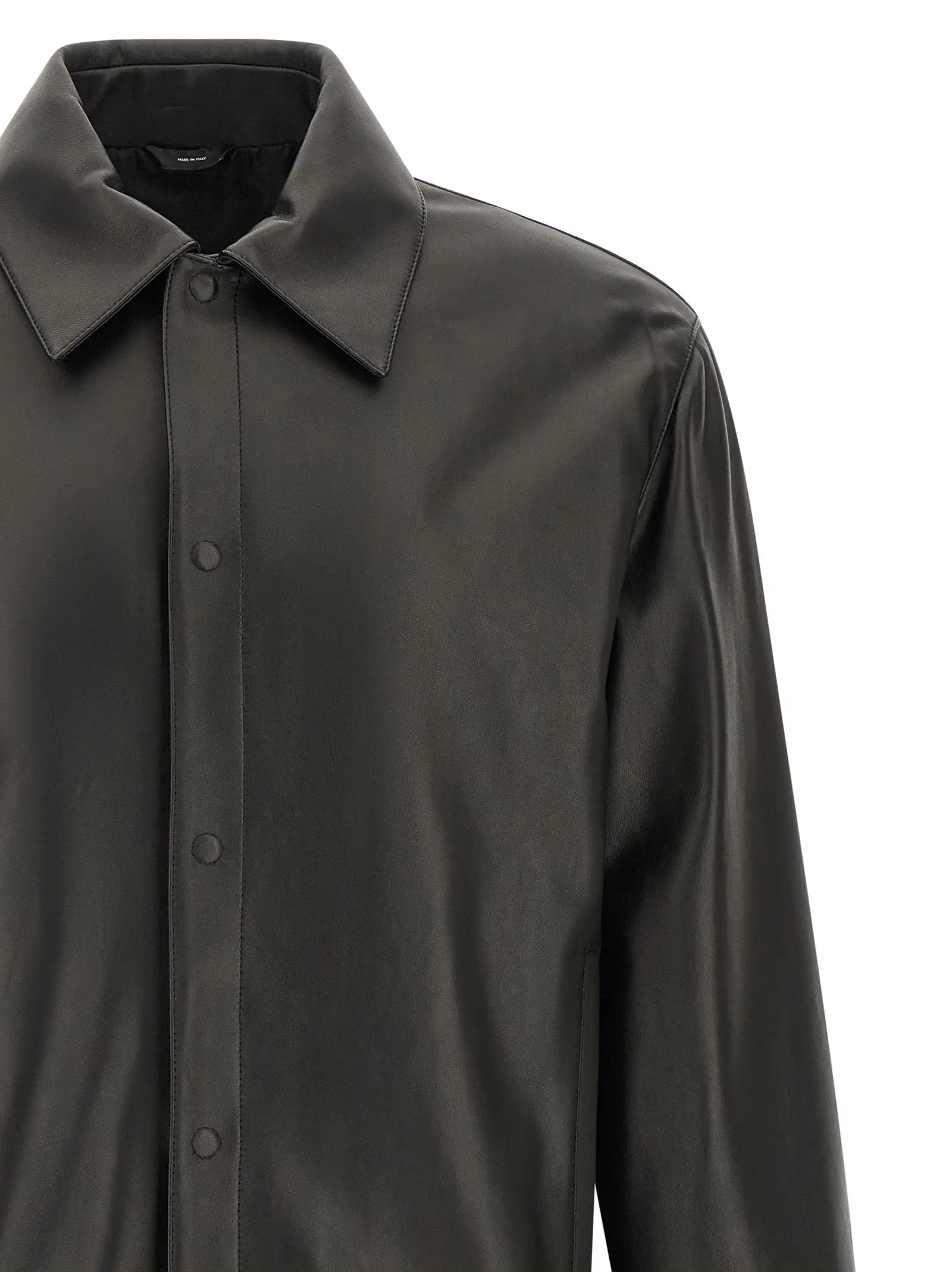 Veste fendi en cuir dagneau noir avec chemise noire mate à col rigide et léger éclat