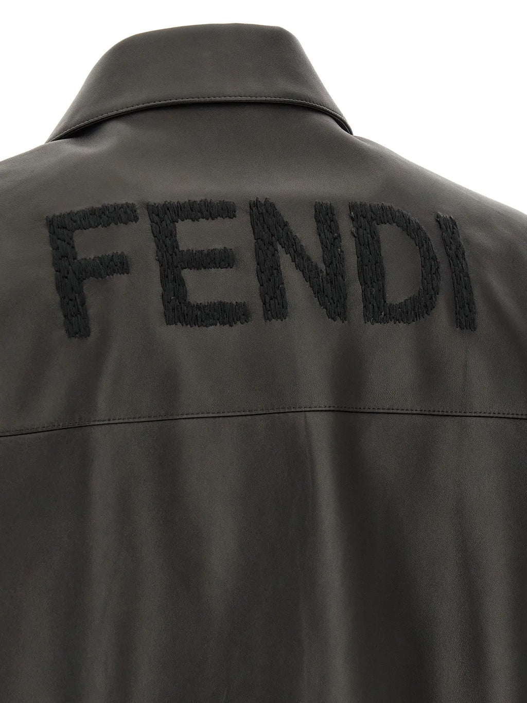 Veste en cuir dagneau fendi noire vue de dos avec broderie fendi noire audacieuse sur fond gris foncé