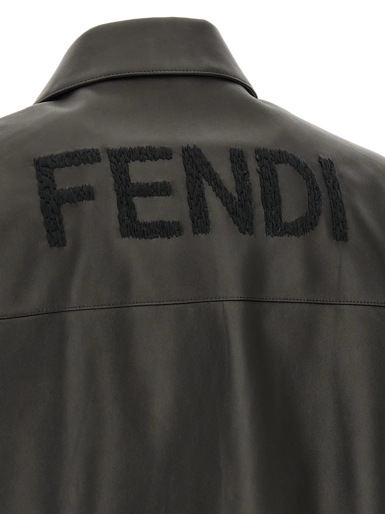 Veste en cuir dagneau fendi noire vue de dos avec broderie fendi noire audacieuse sur fond gris foncé