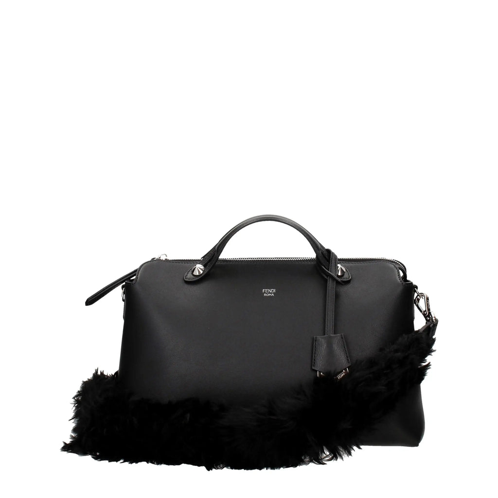 Sac à bandoulière fendi noir en cuir avec bordure en fourrure noire et détails en métal argenté