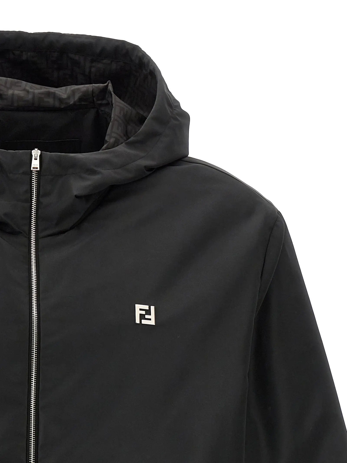 Veste noire fendi en polyester avec capuche, fermeture éclaire argentée et logo brodé visible sur le devant