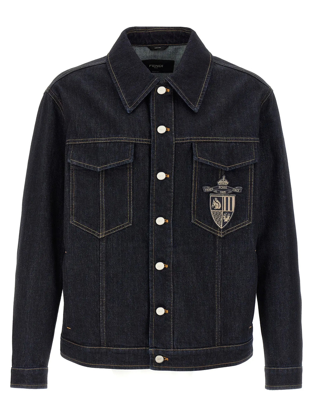 Veste en denim bleu foncé fendi avec écusson brodé sur la poche poitrine gauche et boutons blancs en coton