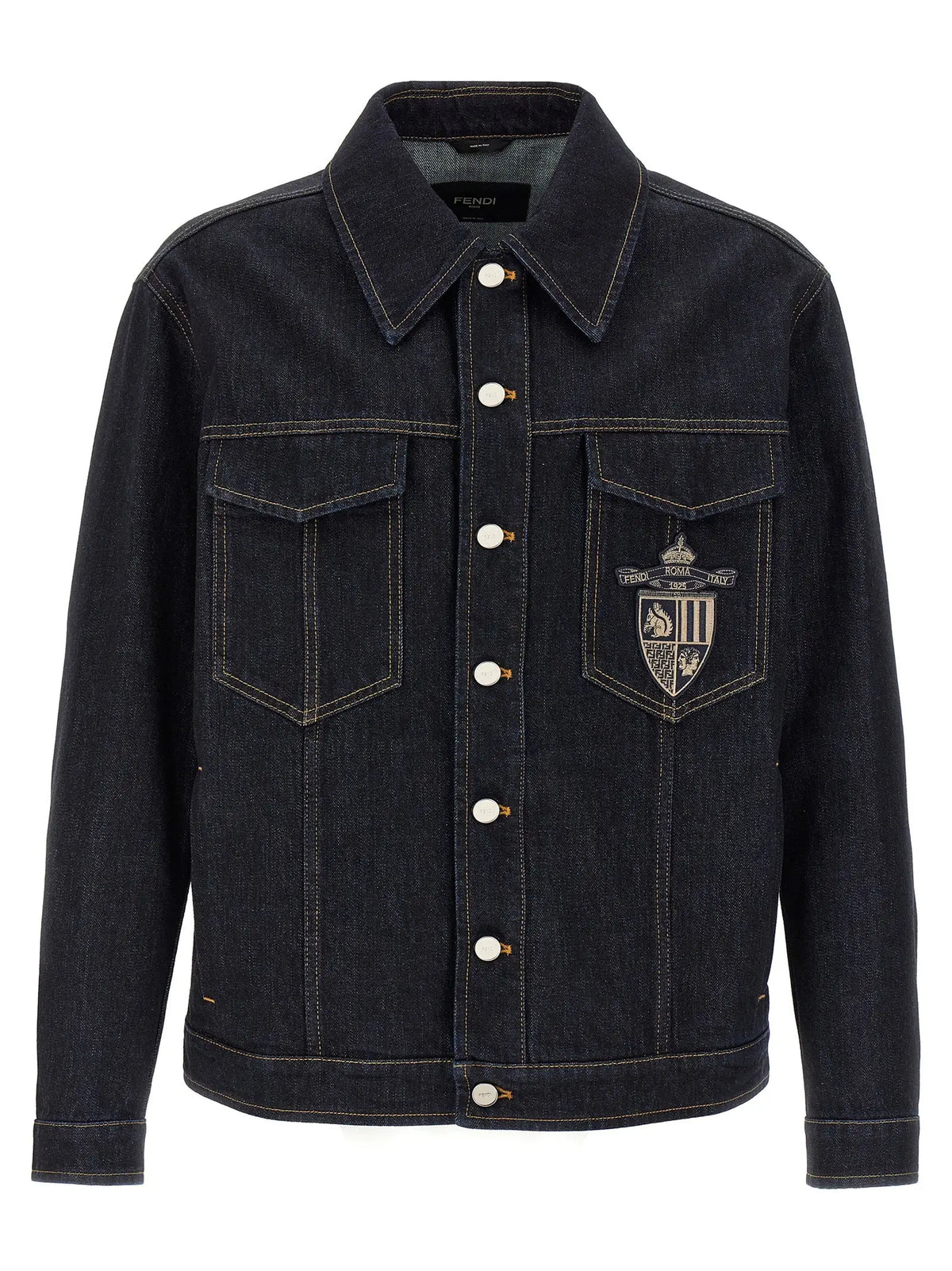 Veste en denim bleu foncé fendi avec écusson brodé sur la poche poitrine gauche et boutons blancs en coton