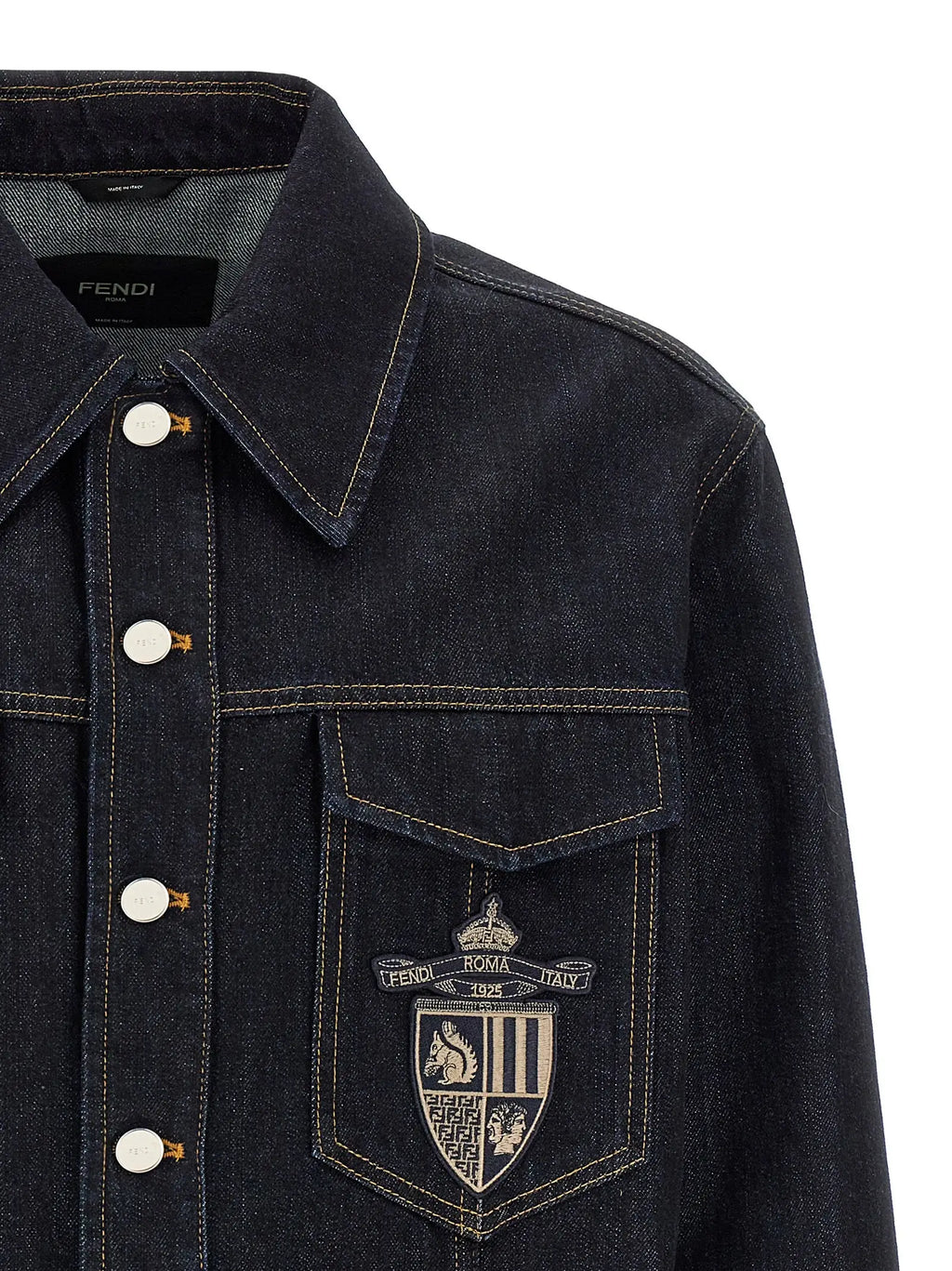 Veste en denim bleu foncé fendi en coton avec un grand blason brodé sur la poche poitrine