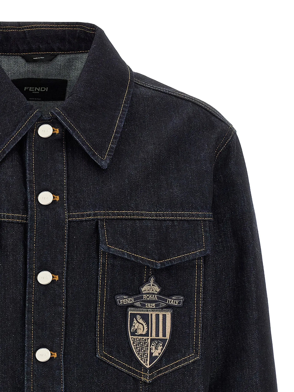 Veste en denim bleu foncé fendi en coton avec un grand blason brodé sur la poche poitrine