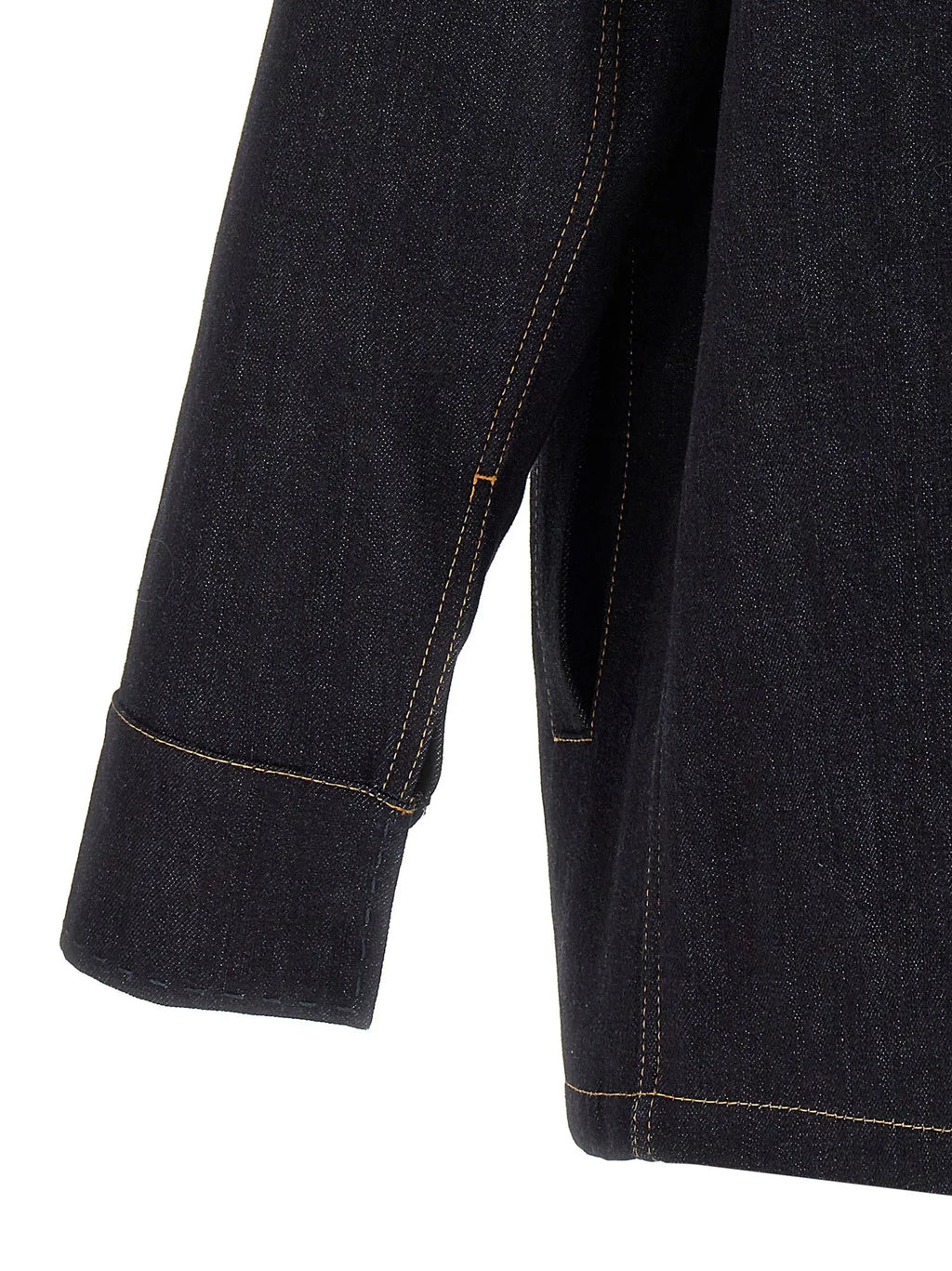 Manche de veste en denim bleu foncé indigo fendi avec couture contrastée marron clair et revers roulé