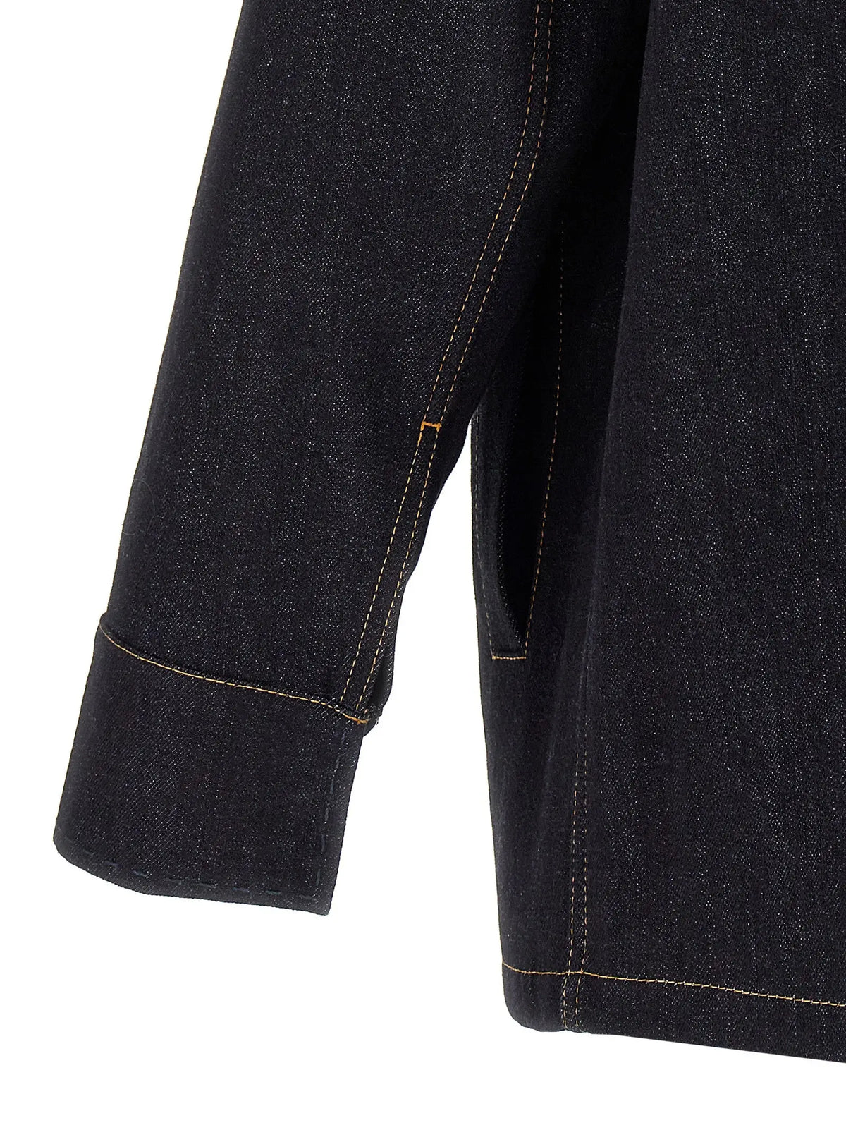 Manche de veste en denim bleu foncé indigo fendi avec couture contrastée marron clair et revers roulé