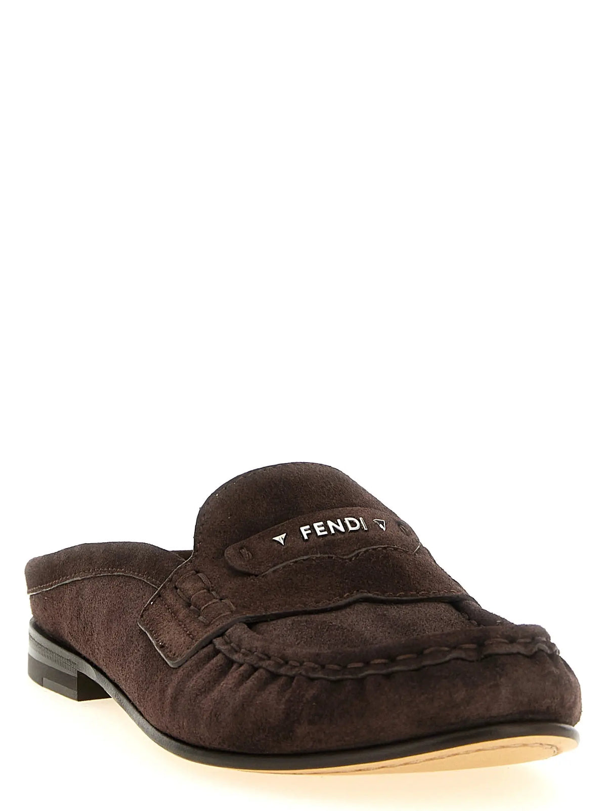Mules fendi en daim marron avec bout cousu et plaque logo en cuir de veau pour un style slip-on élégant