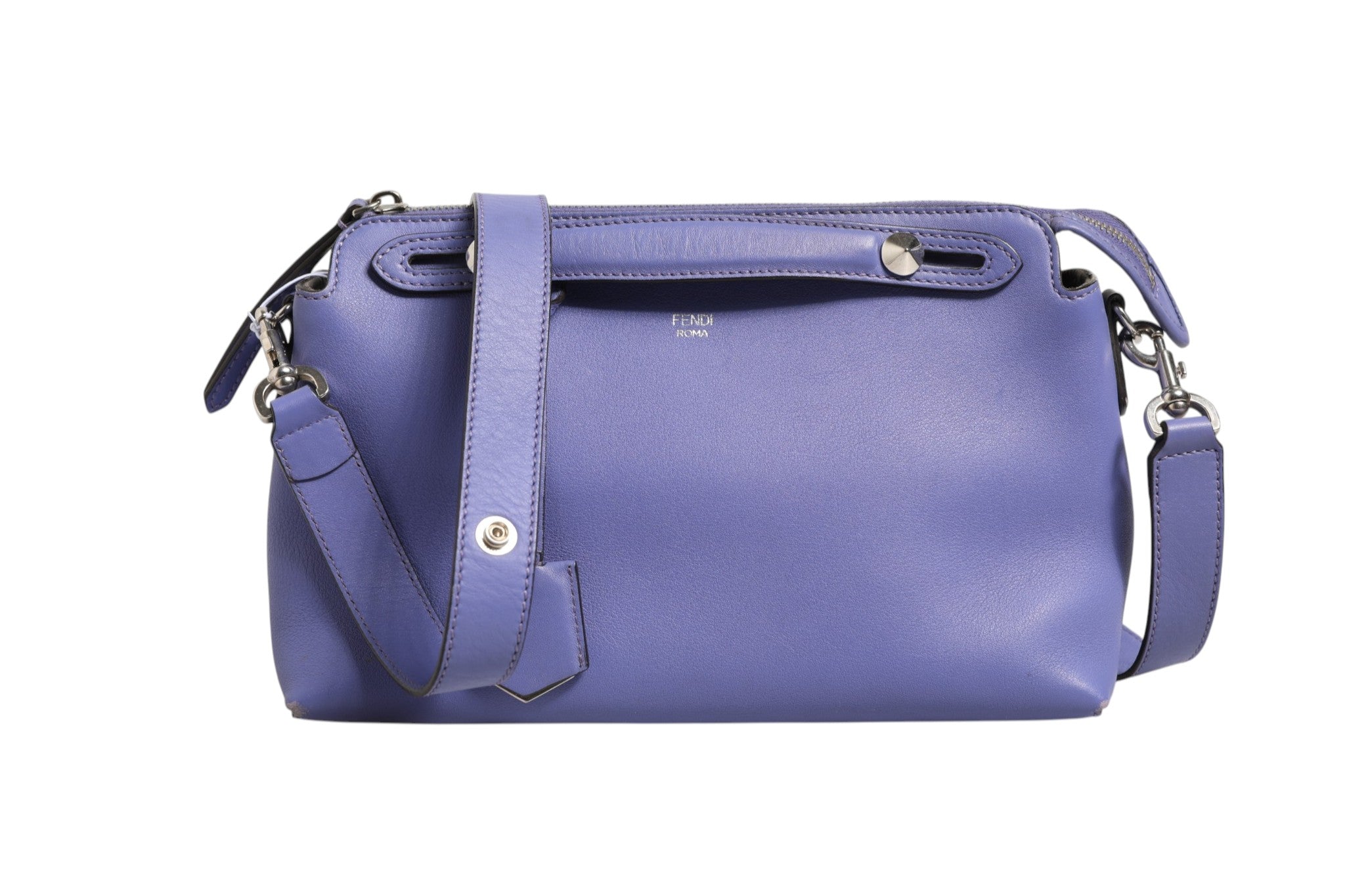 Sac à main Fendi By The Way Bag en cuir avec logo Fendi, détails élégants et bandoulière ajustable visible dans l'image.