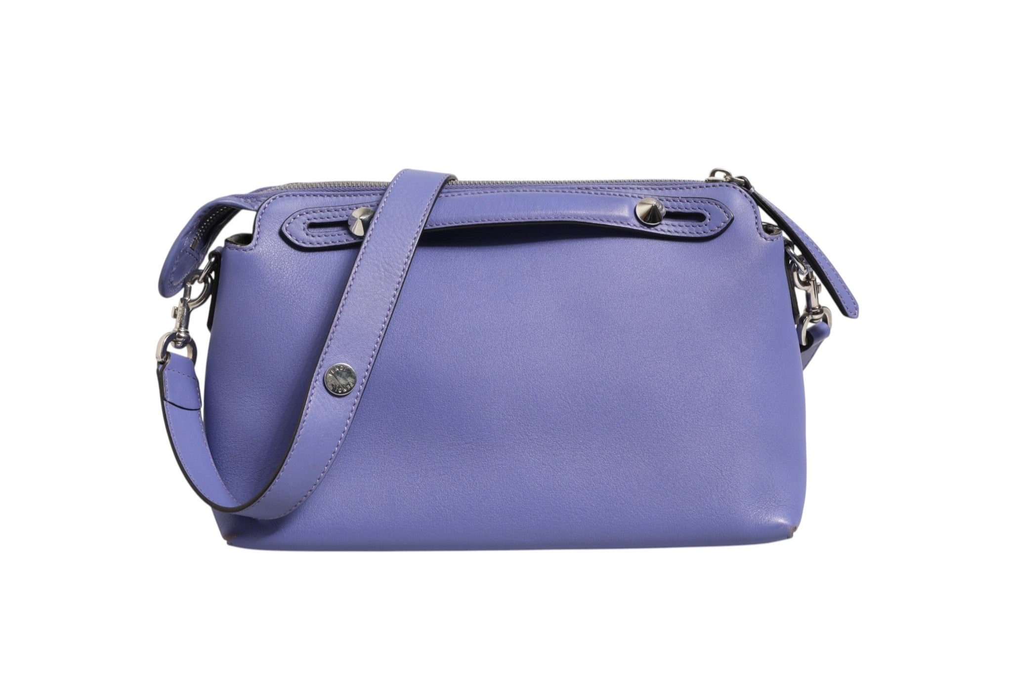 Sac à main Fendi By The Way avec logo Fendi, en cuir noir, avec chaîne en métal, vue de face.