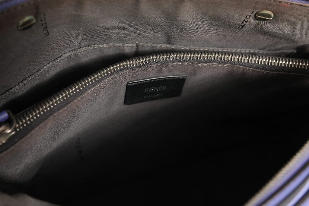 Sac Fendi By The Way en cuir avec logo Fendi visible, porté ou posé, mettant en valeur son design élégant et sa texture.