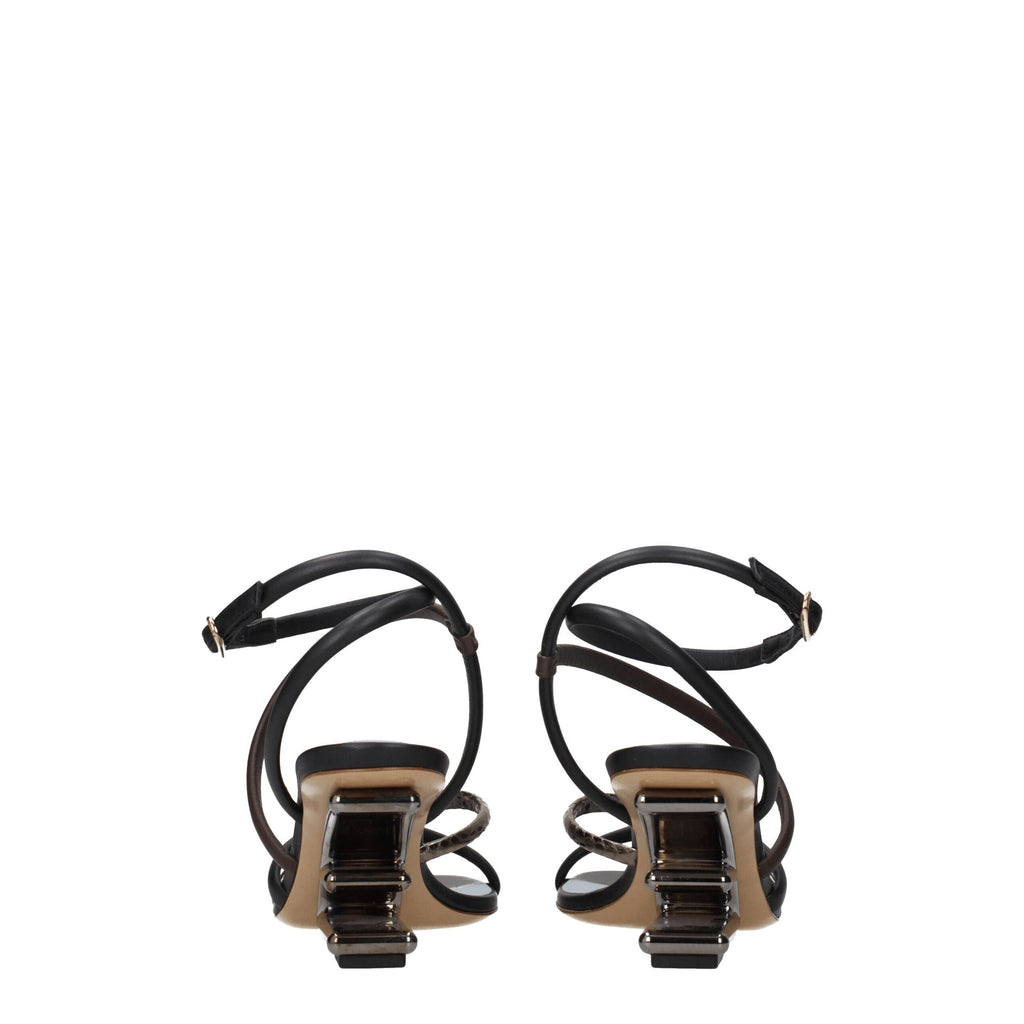 Sandales plates en cuir multicolore de Fendi, chaussures élégantes avec design coloré et finition raffinée.