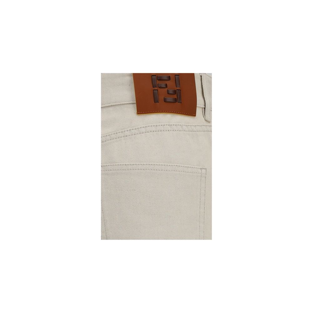 Jeans droits en coton beige de Fendi, style classique, avec poches et ceinture, visibles sur l’image.