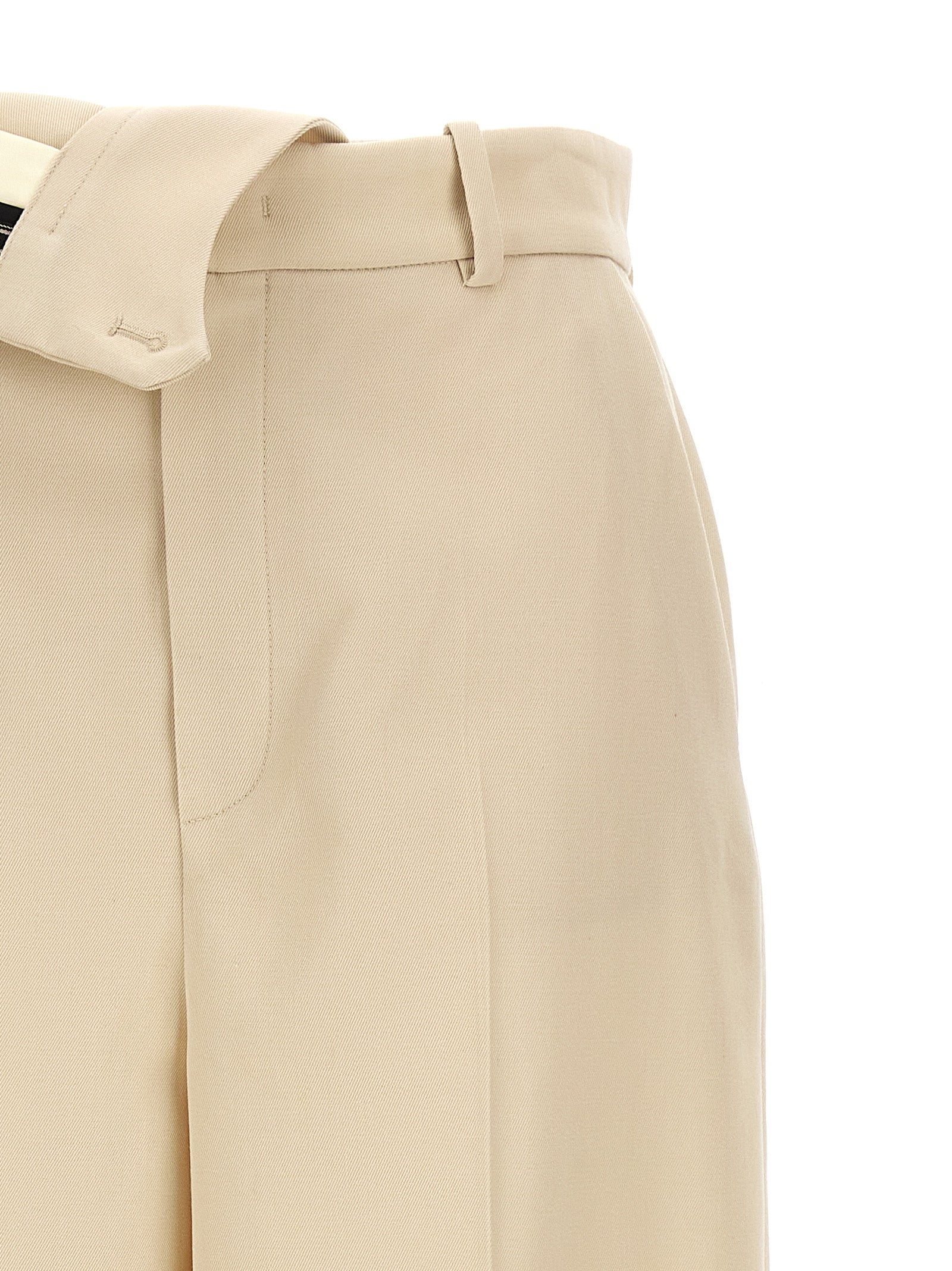 Pantalons décontractés en laine beige de Fendi, coupe confortable et style élégant, visibles sur un mannequin.