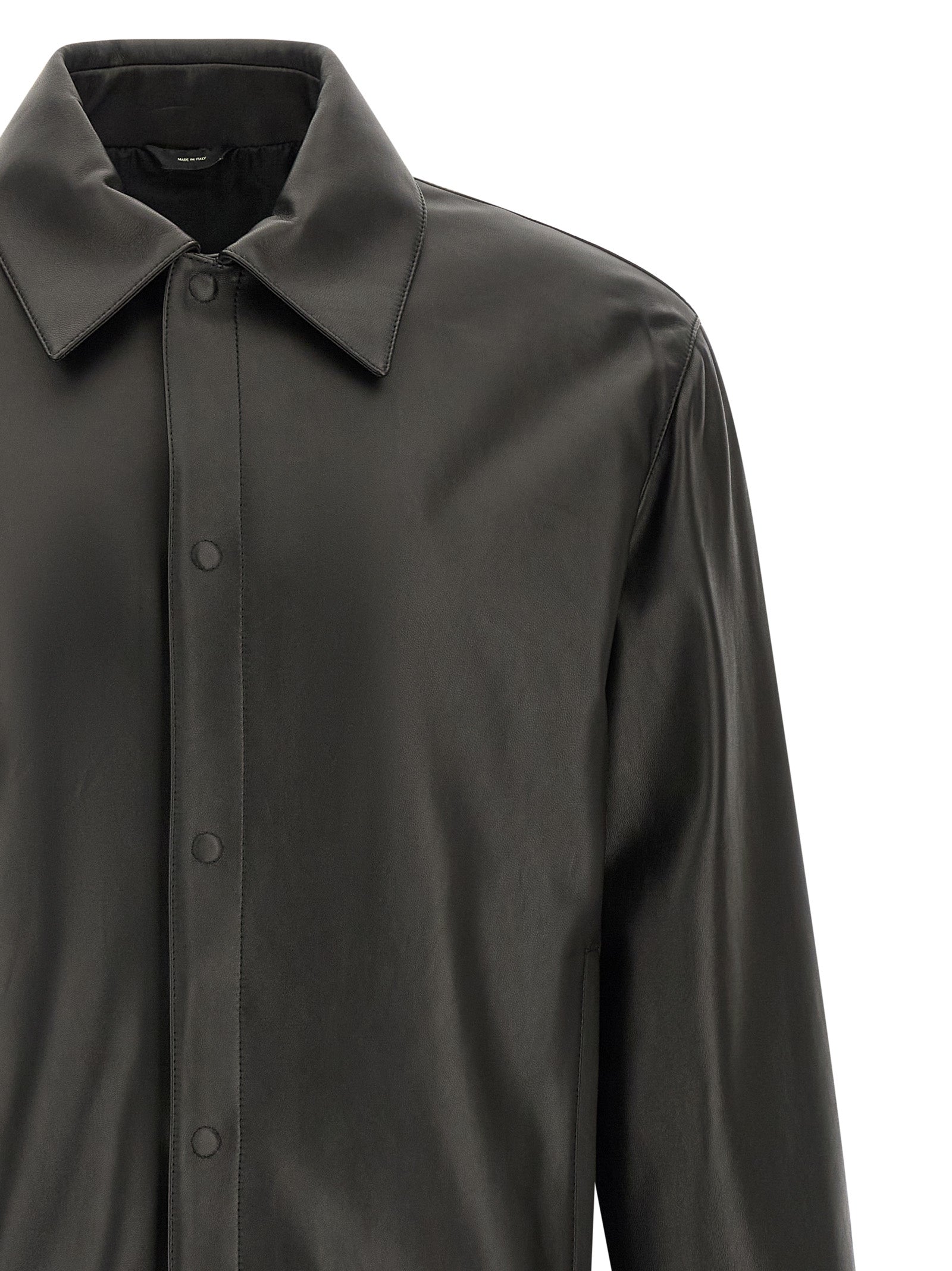 Veste en cuir d'agneau noir de Fendi, coupe élégante et détails sophistiqués, vue de face sur un fond neutre.