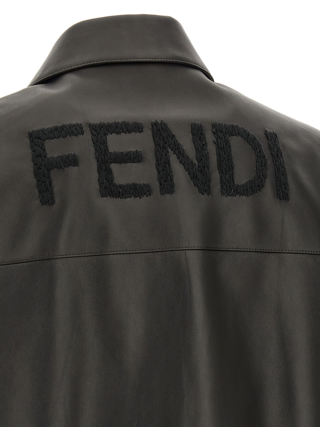 Veste en cuir d'agneau noire Fendi, veste élégante en cuir de luxe, avec détails sophistiqués, vue de face sur fond neutre.