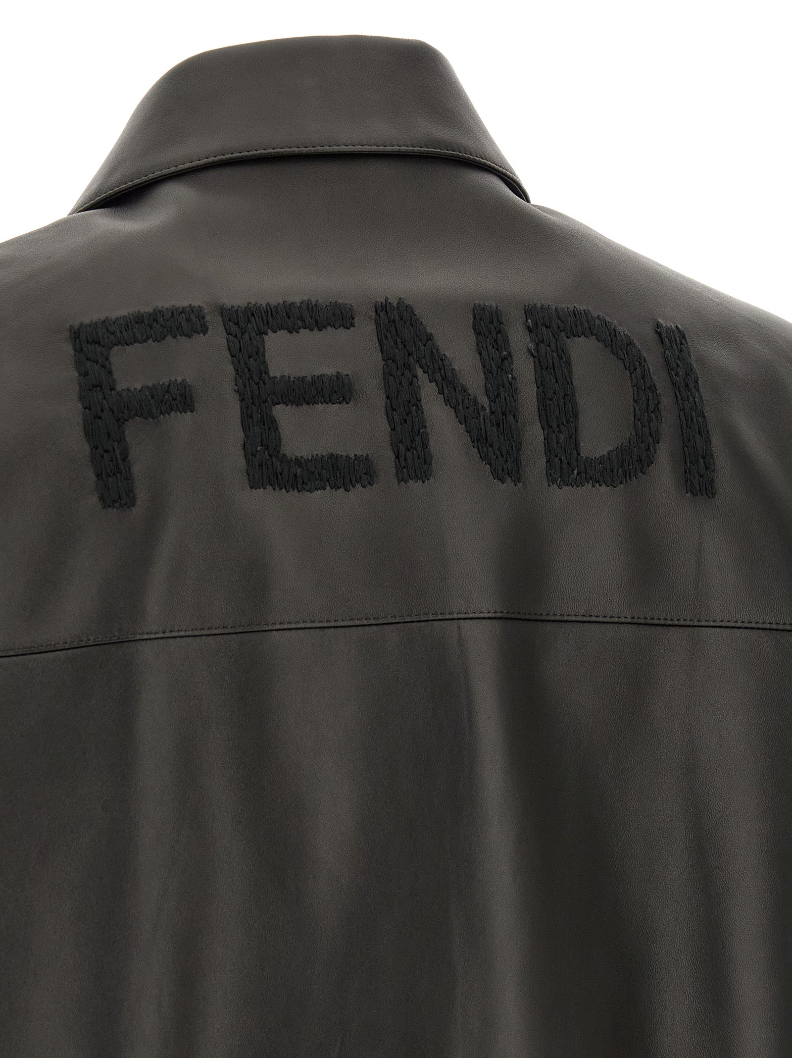 Veste en cuir d'agneau noire Fendi, veste élégante en cuir de luxe, avec détails sophistiqués, vue de face sur fond neutre.