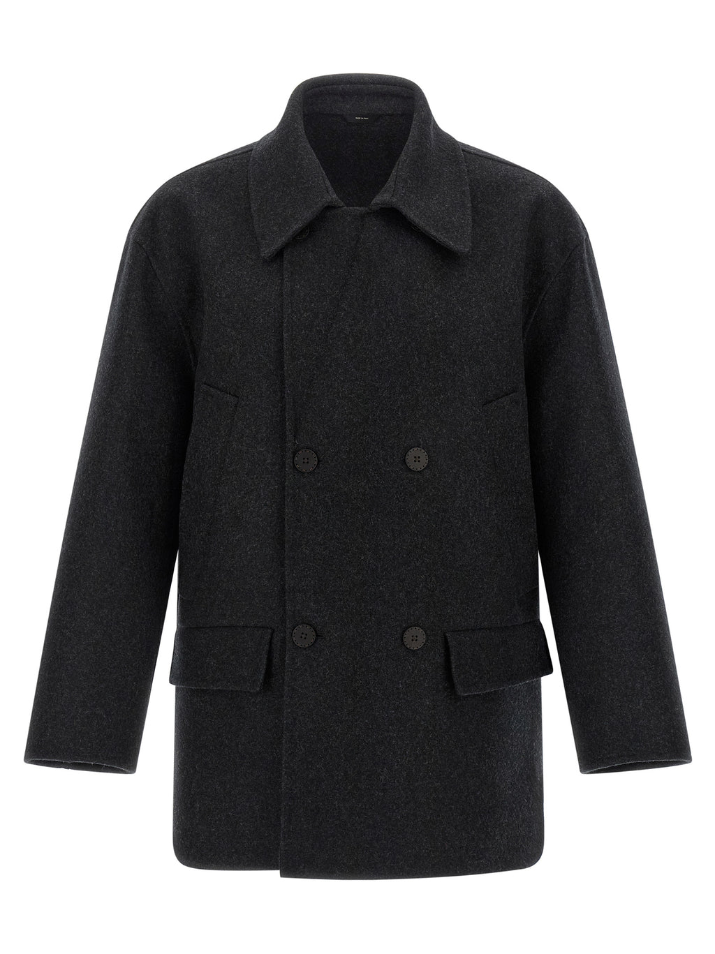 Manteau en laine vierge gris de Fendi, coupe élégante, porté sur un mannequin, détails de couture visibles.