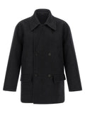 Manteau en laine vierge gris de Fendi, coupe élégante, porté sur un mannequin, détails de couture visibles.